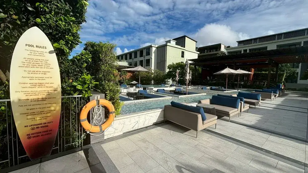 フォーポイントバイシェラトン・プーケット・パトンビーチ・リゾート|プールサイドバー「The Deck Beach Club Patong」