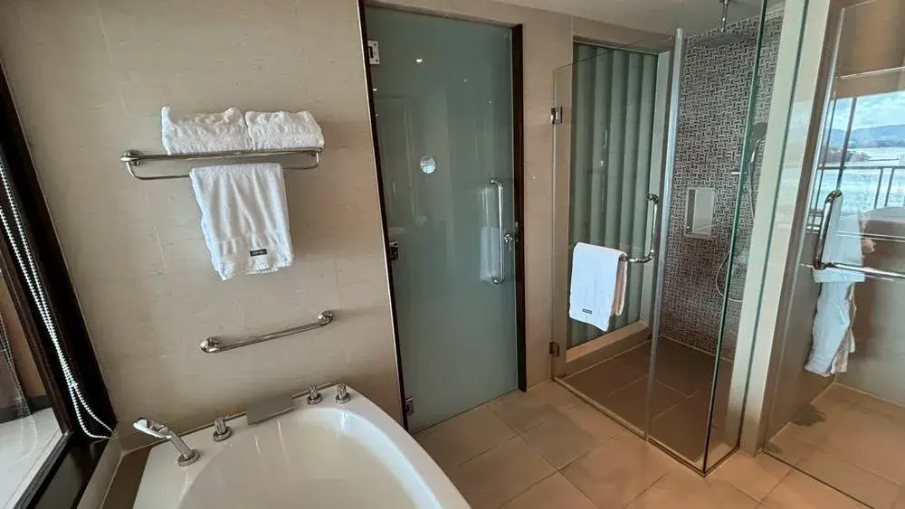 ウエスティン プーケットのスイートルーム(バスタブから見えるシャワールーム)