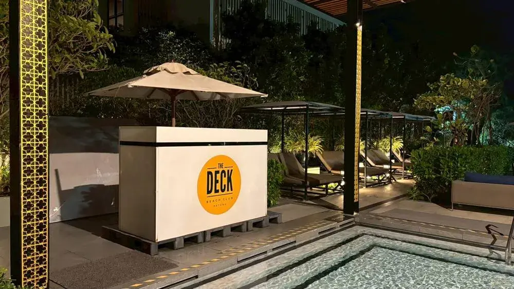 フォーポイントバイシェラトン・プーケット・パトンビーチ・リゾート|プールサイドバー「The Deck Beach Club Patong」