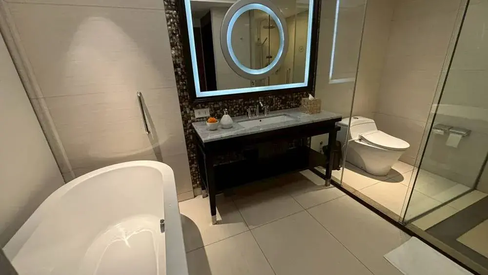 シェラトン・バリ・クタ・リゾートのホテルのジム内にある、スイートルームと同じ豪華なバスタブ