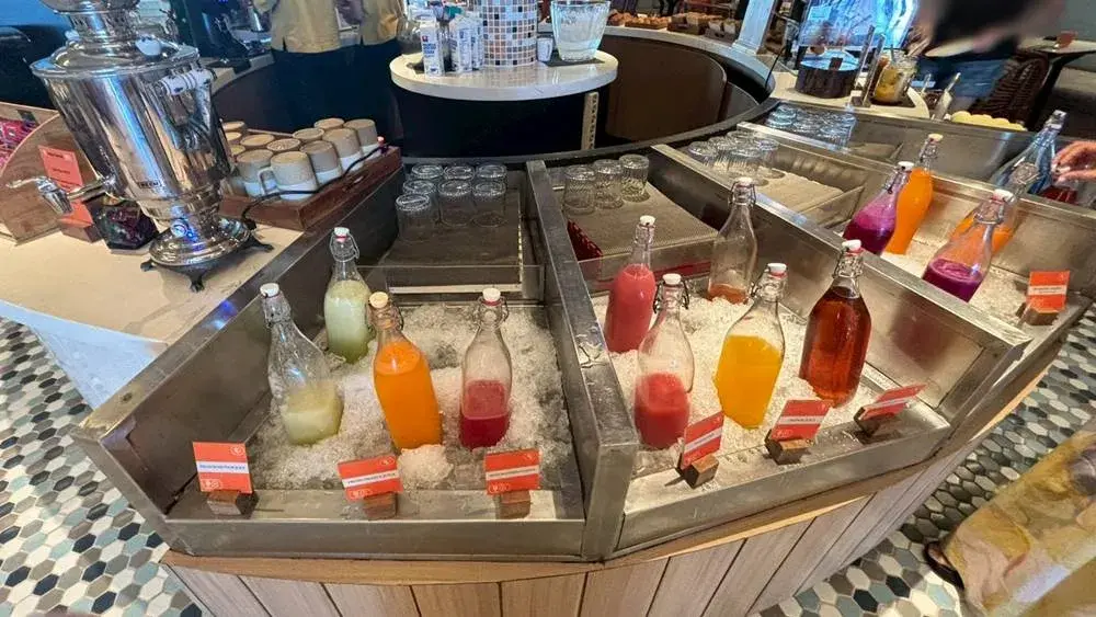 シェラトン・バリ・クタ・リゾートの朝食：ジュースなどのドリンク