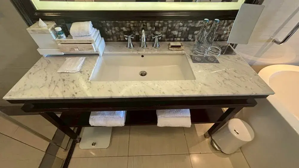 シェラトン・バリ・クタ・リゾートのプラチナ特典で、アップグレードされたスイートルームの洗面台