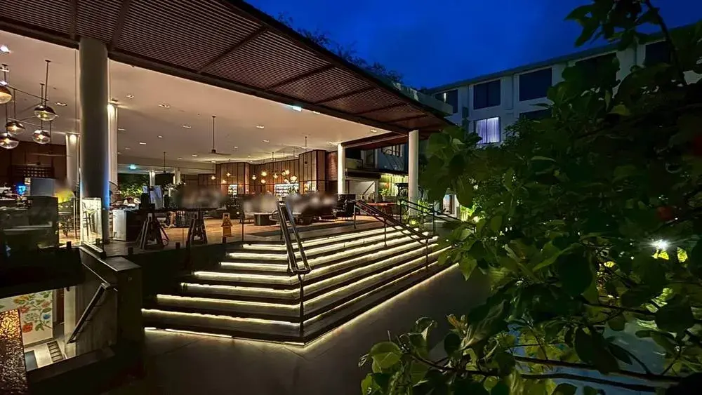 フォーポイントバイシェラトン・プーケット・パトンビーチ・リゾート|ロビーがライトアップされる様子