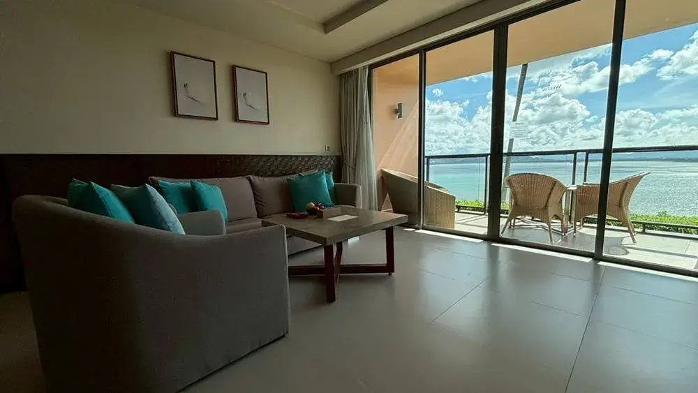 ウエスティン プーケットのスイートルーム(ソファーとバルコニー)