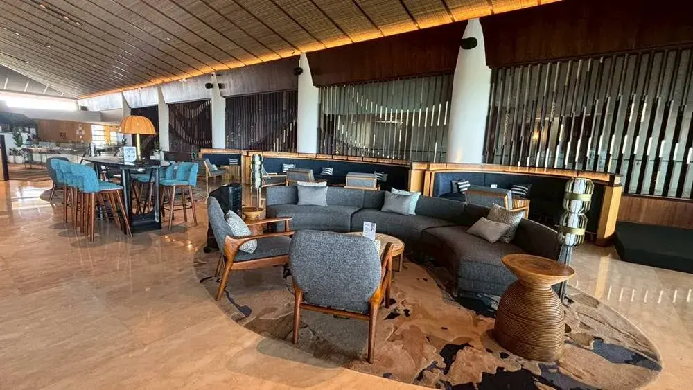 シェラトン・バリ・クタ・リゾートのソファー席がたくさんあるロビーラウンジ