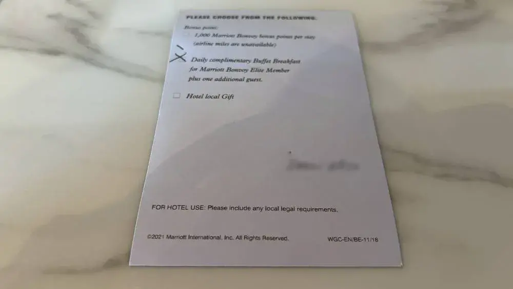 ザ・ウェスティン シーレイベイ リゾート&スパ プーケットのプラチナ特典を選択する様子