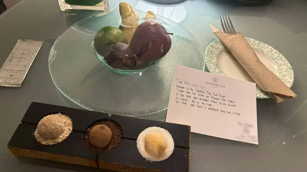シェラトン・バリ・クタ・リゾートのプラチナ特典で、アップグレードされたスイートルームのターンダウンサービスでいただいたチョコレートと、フルーツ