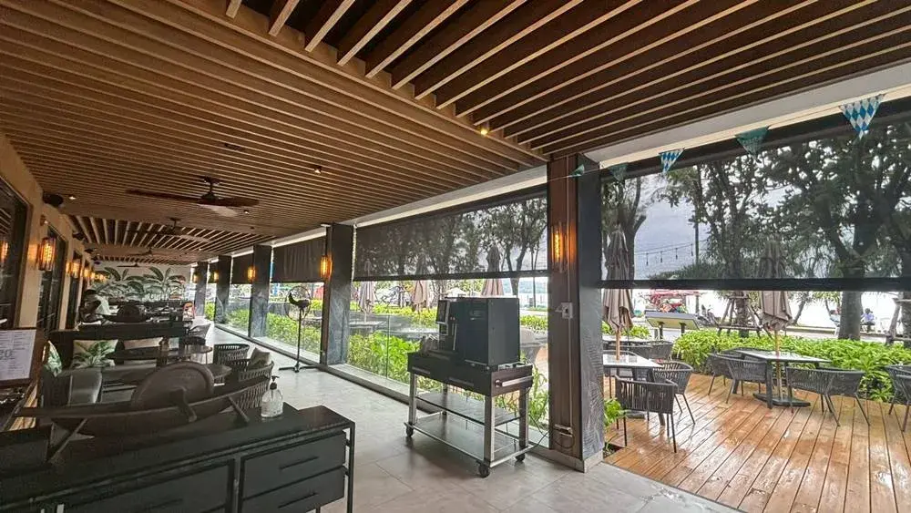 「Sears & Co.」の店内|アウトサイド席