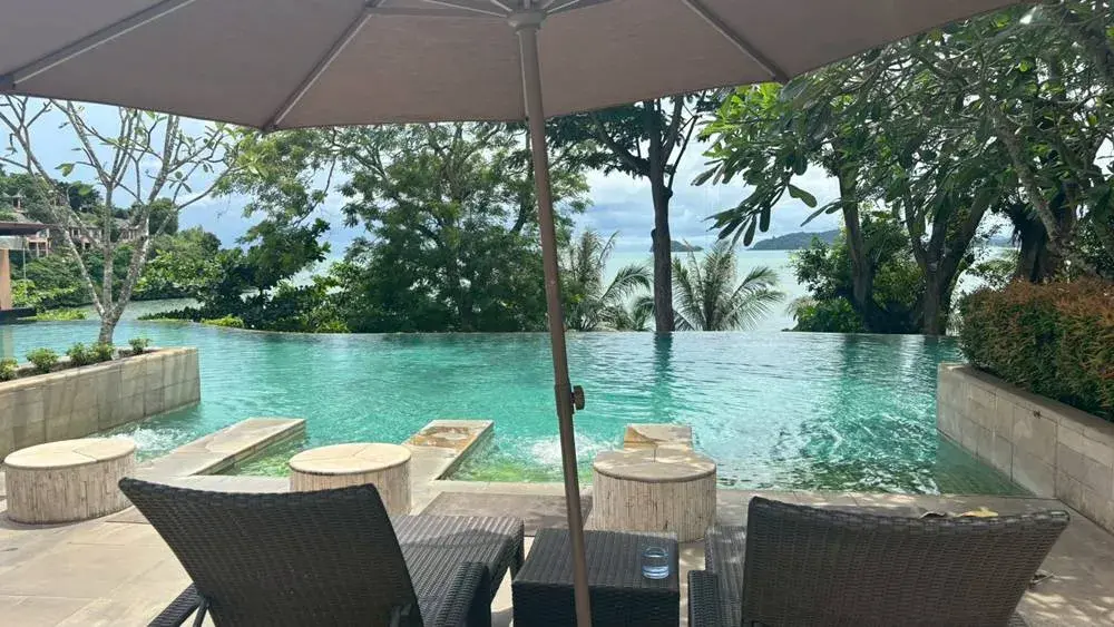 プーケット ウエスティンのホライゾンプールのプールサイドチェア