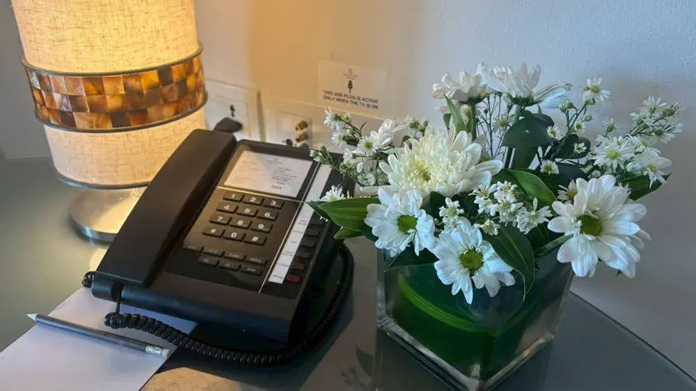 シェラトン・バリ・クタ・リゾートのプラチナ特典で、アップグレードされたスイートルームの電話と生花