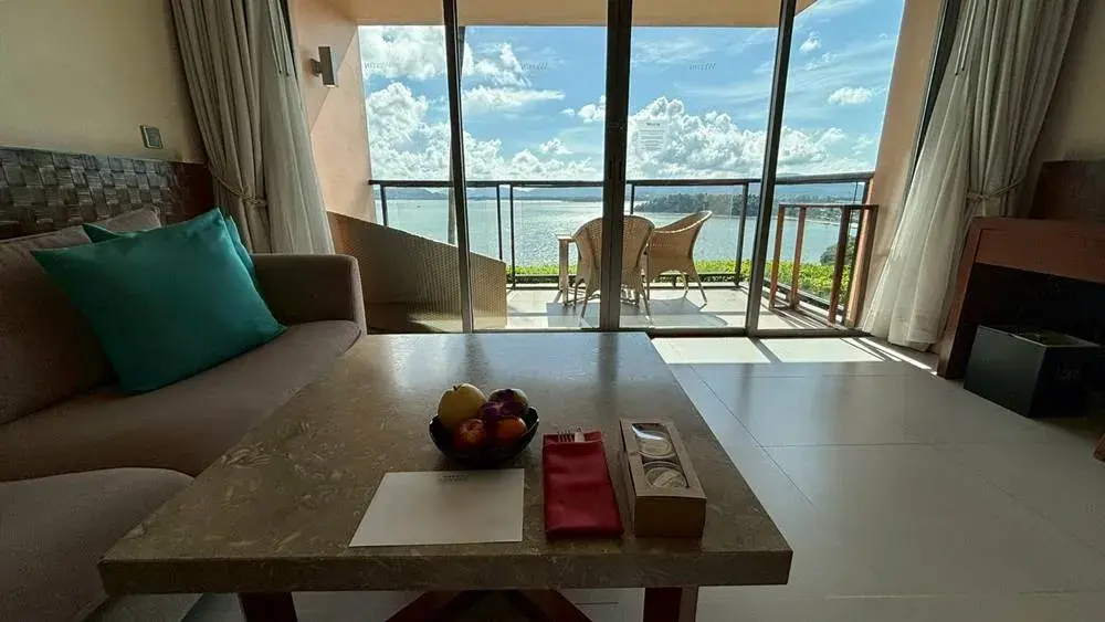 ウエスティン プーケットのスイートルーム(ウエルカムフルーツとベランダ)