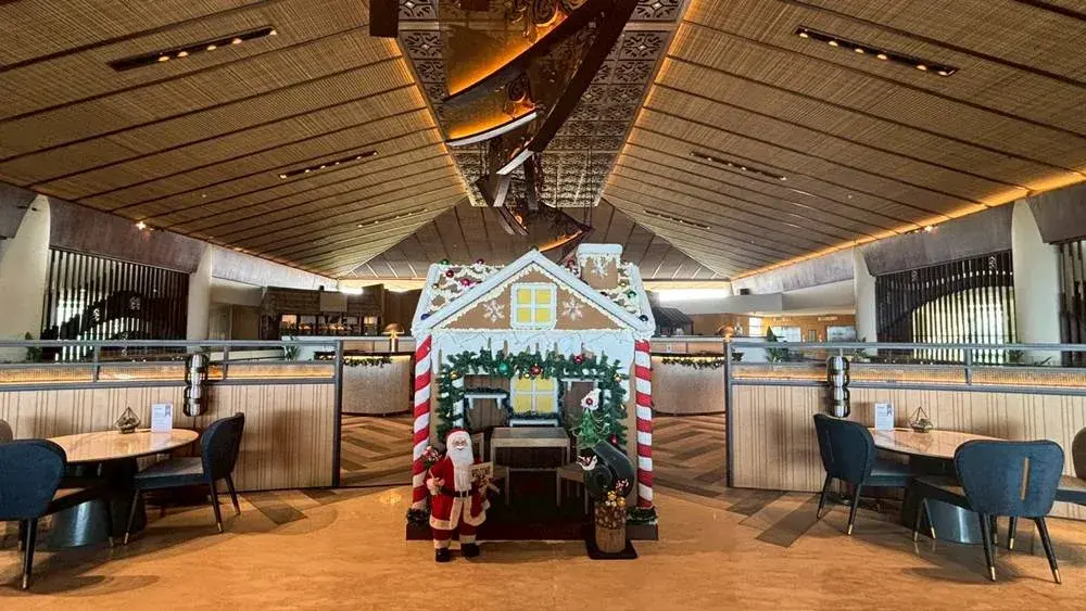 シェラトン・バリ・クタ・リゾートのロビーに飾られた、お菓子の家