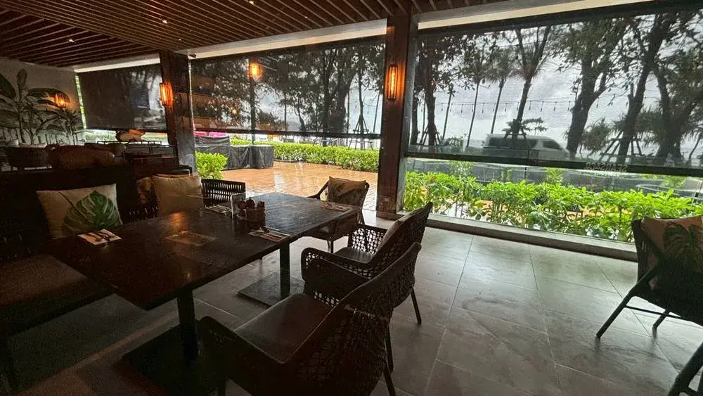 「Sears & Co.」の店内|窓際席