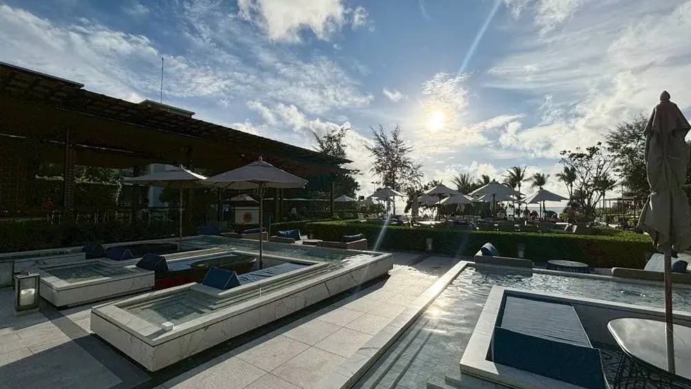 太陽が照り付ける「The Deck Beach Club Patong」