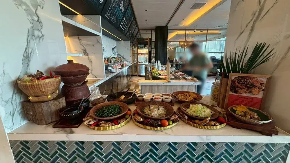 シェラトン・バリ・クタ・リゾートの朝食：ビュッフェ台