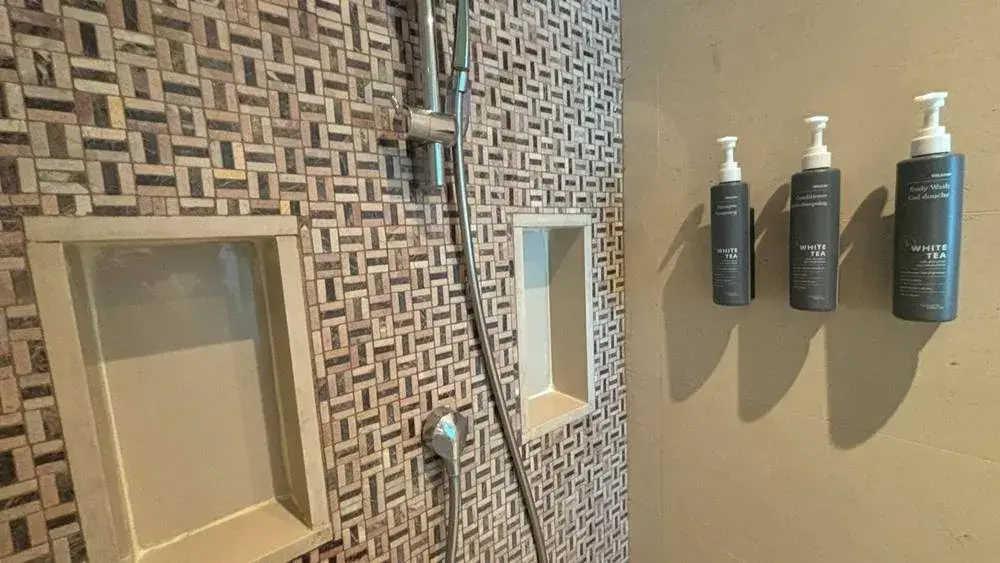 ウエスティン プーケットのスイートルーム(シャワールームとバスアメニティ)