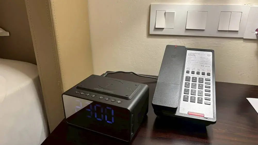 シェラトン・バリ・クタ・リゾートのプラチナ特典で、アップグレードされたスイートルームのワイヤレス充電器