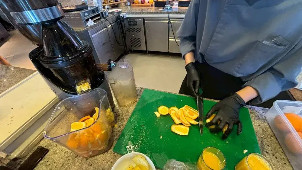 ウエスティン プーケット朝食会場:オレンジジュースを作る様子②