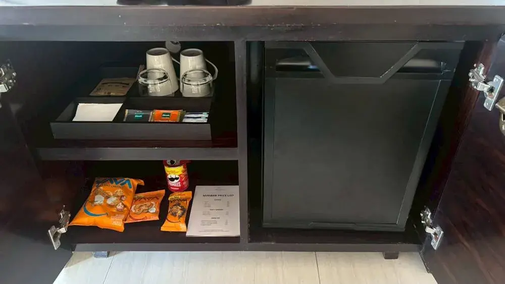 シェラトン・バリ・クタ・リゾートのプラチナ特典で、アップグレードされたスイートルームのスナック類と冷蔵庫