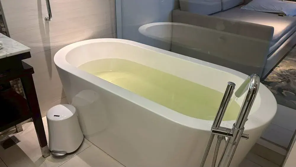 高級ホテルでも、バリの水道水は、黄色がかっていることがわかるバスタブ