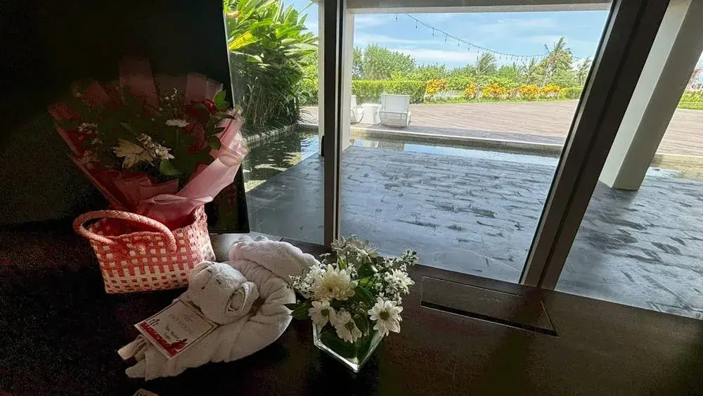 シェラトン・バリ・クタ・リゾートのプラチナ特典でいただいた花束とタオルアート