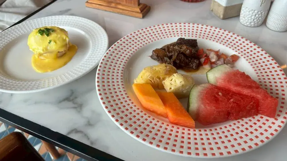 シェラトン・バリ・クタ・リゾートの朝食：エッグベネディクトとフルーツなど