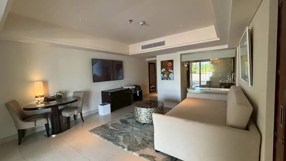 シェラトン・バリ・クタ・リゾートのプラチナ特典で、アップグレードされたスイートルームのリビング