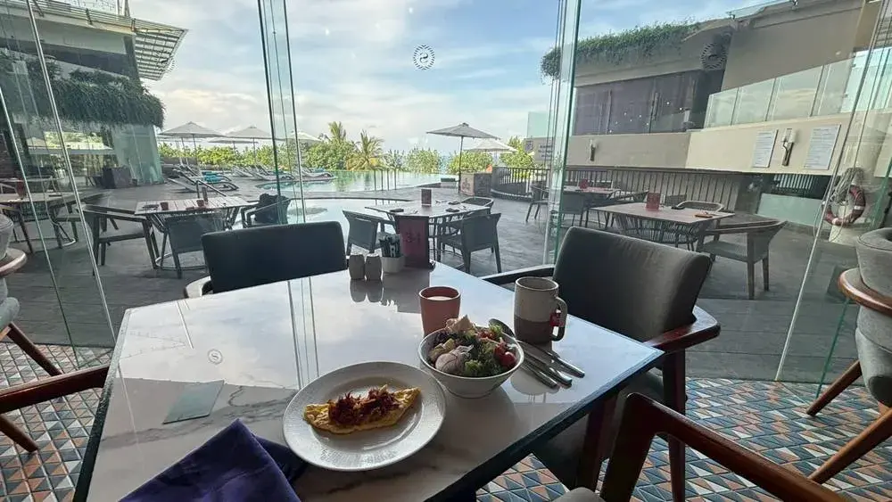 シェラトン・バリ・クタ・リゾートの朝食会場、窓際席の様子