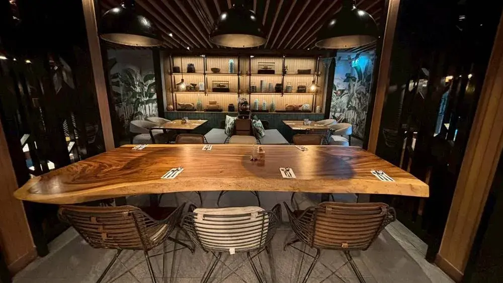 「Sears & Co.」の店内|木目調の席