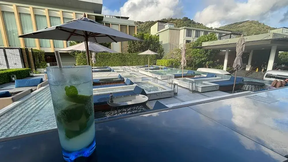 フォーポイントバイシェラトン・プーケット・パトンビーチ・リゾート|プールサイドバー「The Deck Beach Club Patong」