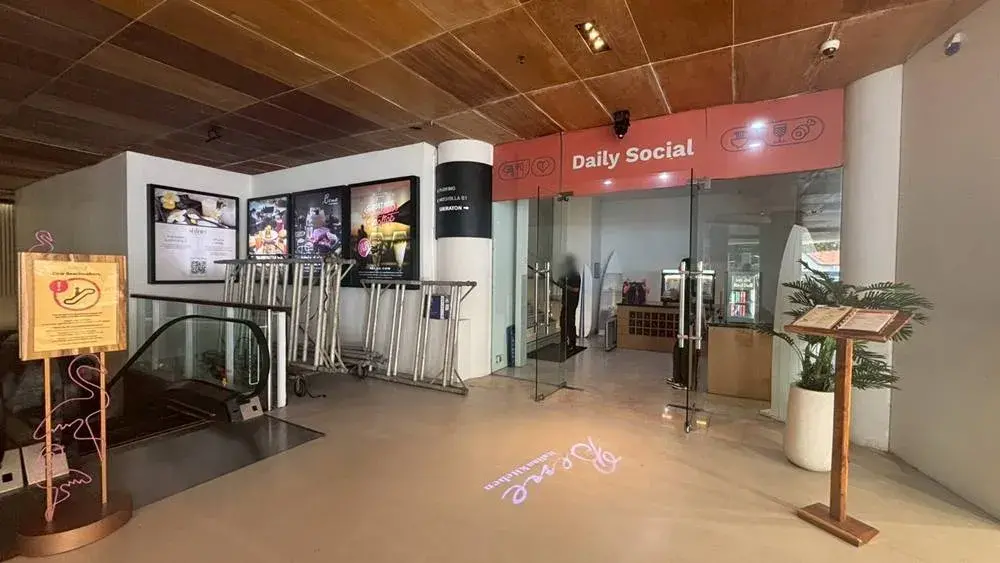 ホテルからビーチウォークへ直結する階段。夜22時まで安心して買い物ができる