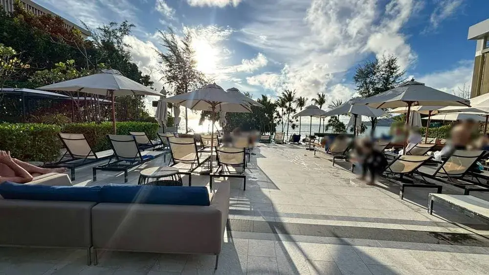 フォーポイントバイシェラトン・プーケット・パトンビーチ・リゾート|プールサイドバー「The Deck Beach Club Patong」昼