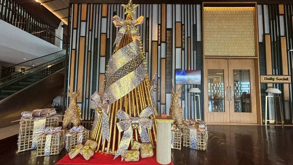 シェラトン・バリ・クタ・リゾート入口に飾られたゴールドのツリー