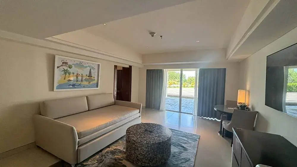 シェラトン・バリ・クタ・リゾートのプラチナ特典で、アップグレードされたスイートルームのリビング