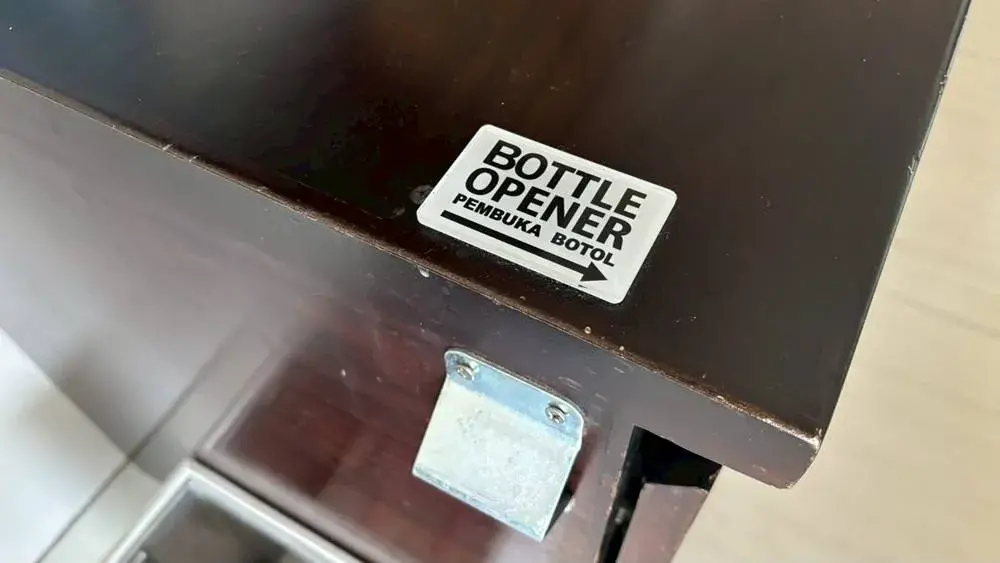 シェラトン・バリ・クタ・リゾートのボトルオープナー（栓抜き）は壁付属