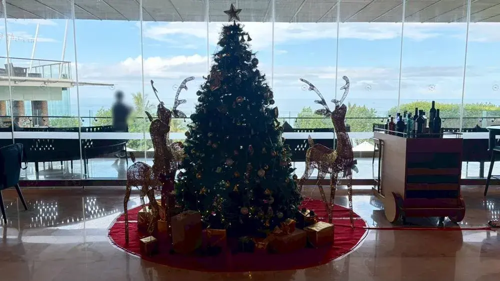 シェラトン・バリ・クタ・リゾートのロビーに飾られた、クリスマスツリー