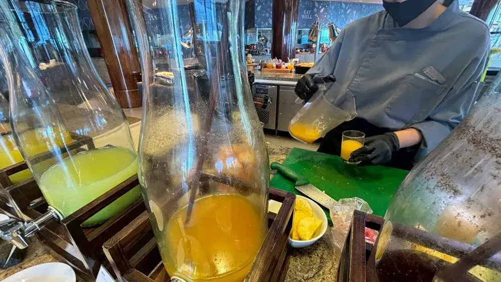 ウエスティン プーケット朝食会場:オレンジジュースを作る様子①