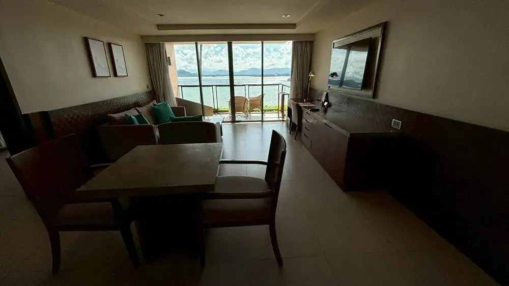 ウエスティン プーケットのスイートルーム(ダイニングテーブル)