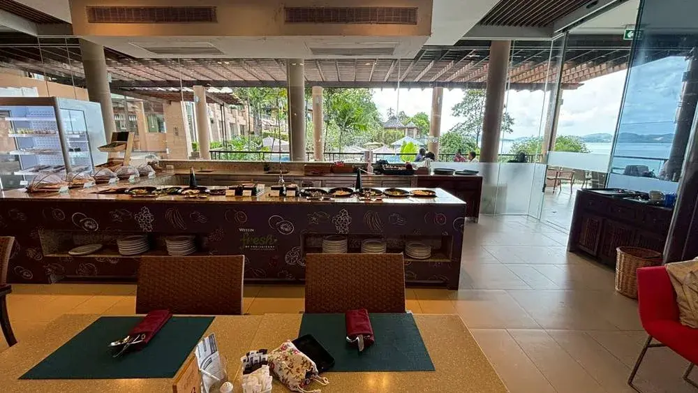 ウエスティン プーケット朝食会場:ビュッフェ台と景色