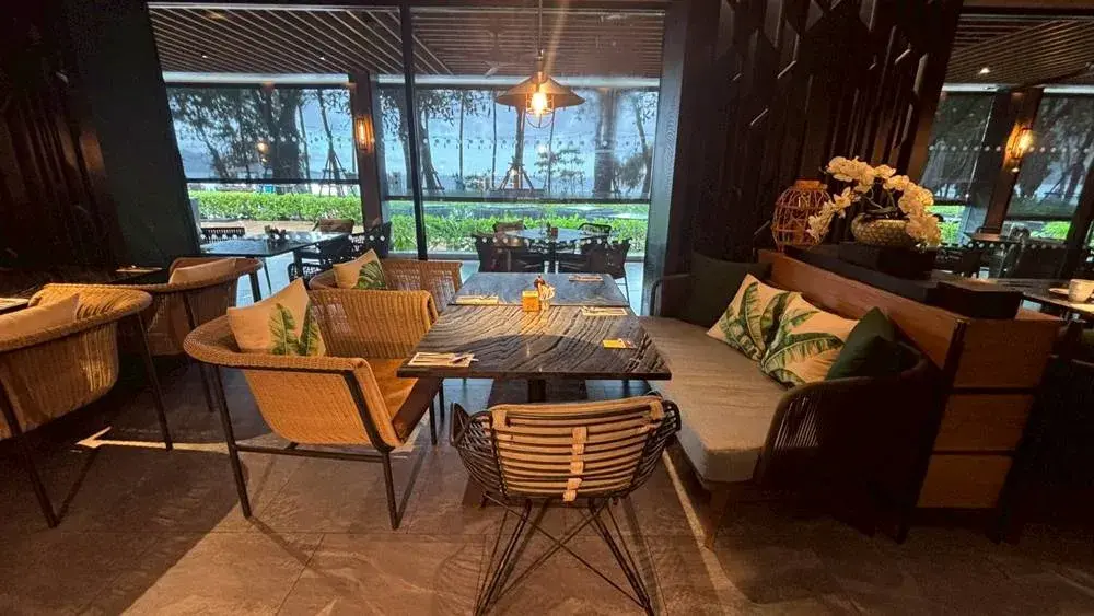 「Sears & Co.」の店内|窓際席