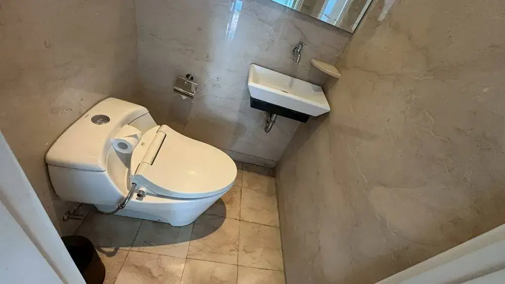 ル メリディアン バリ ジンバランのスイートルーム：トイレ