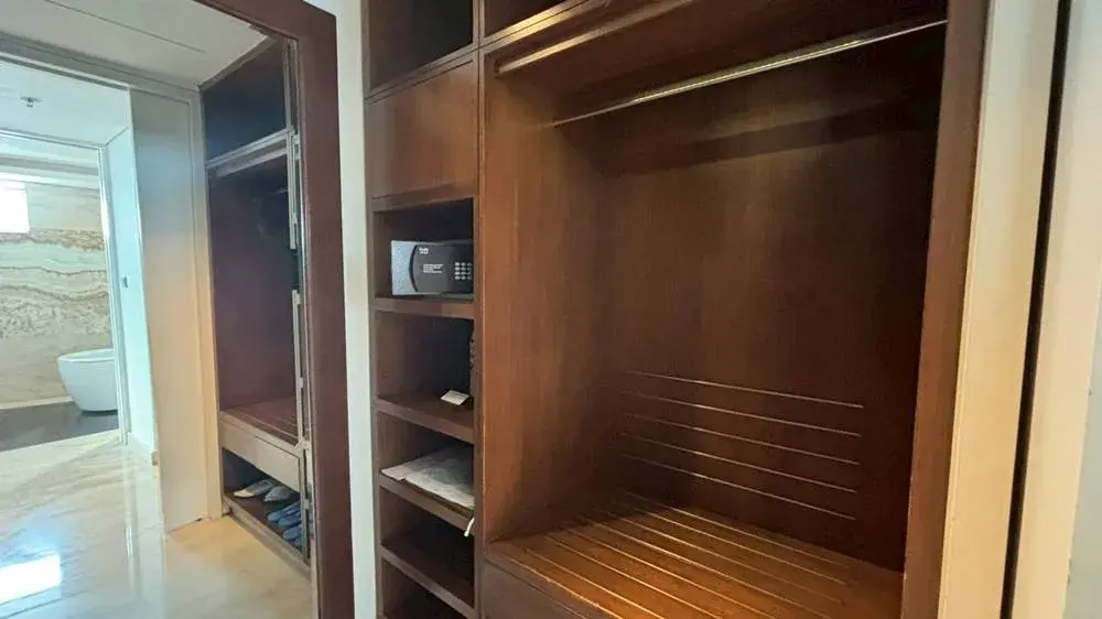 ル メリディアン バリ ジンバランのスイートルーム：ウォークインクローゼット3