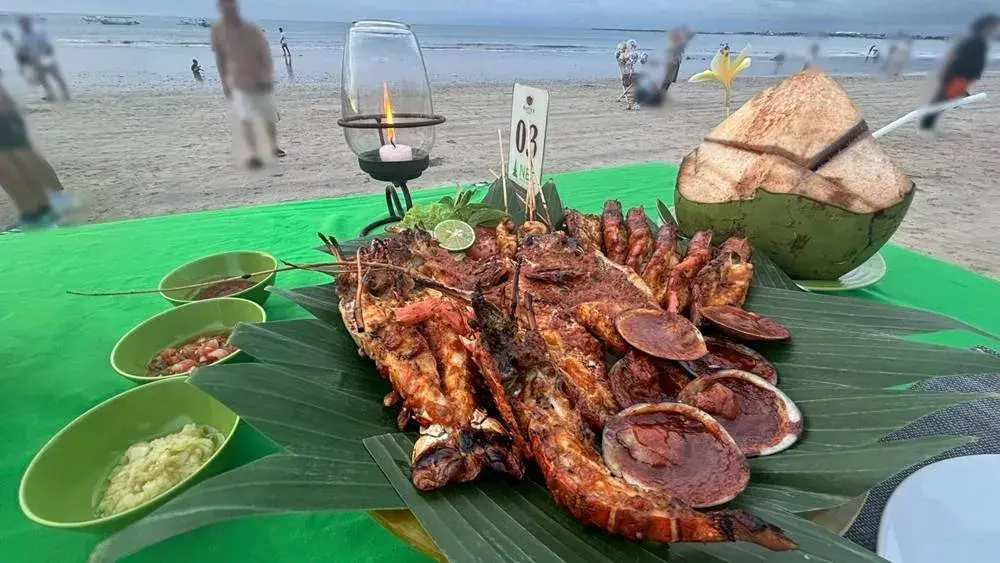 ジンバランビーチでのディナー「イカン・バカール」香辛料（スパイス）やサンバル（チリソース）で味付けされた魚介を炭火で焼いたもの