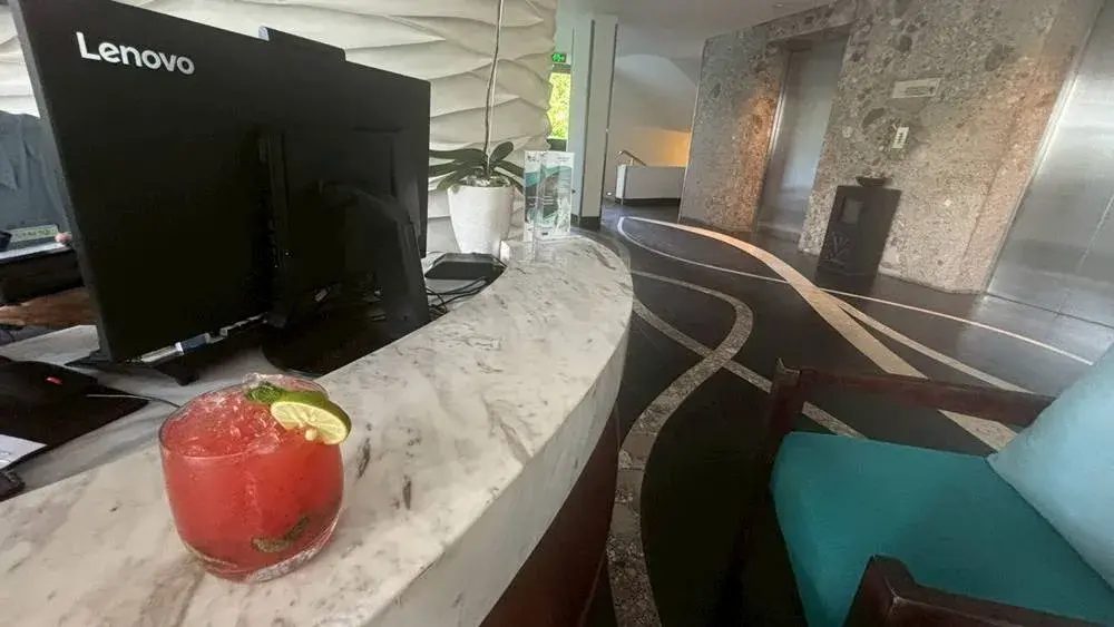 ル メリディアン バリ ジンバランのチェックインカウンター