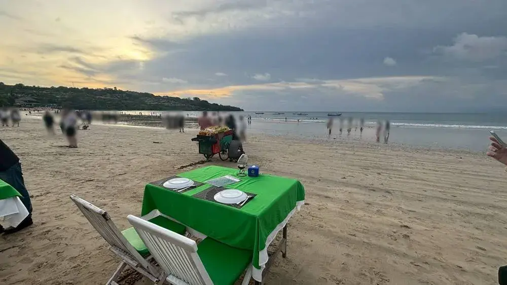 ジンバランビーチでのディナーの様子