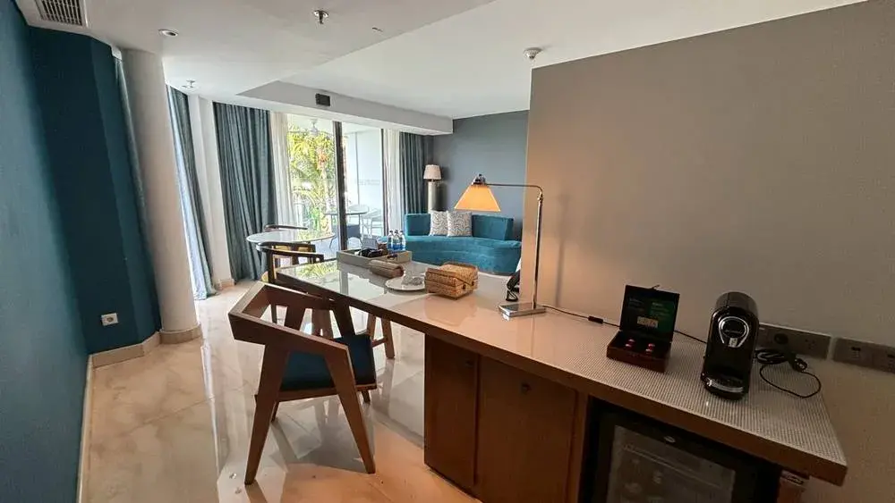 ル メリディアン バリ ジンバランのスイートルーム：デスク