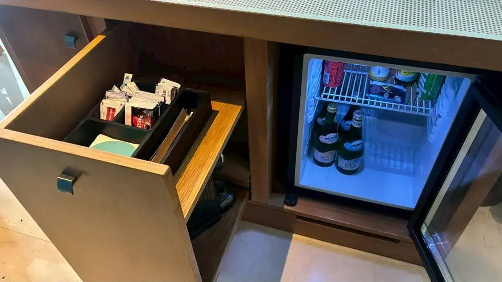 ル メリディアン バリ ジンバランのスイートルーム：ミニバー