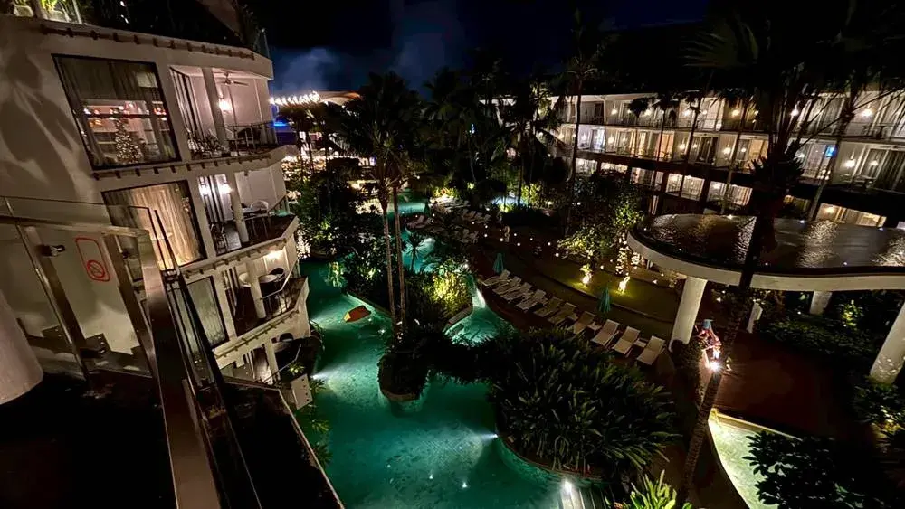 ル メリディアン バリ ジンバランのプール（夜景と共に撮影）