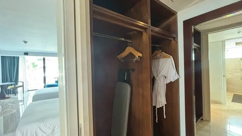 ル メリディアン バリ ジンバランのスイートルーム：ウォークインクローゼット2