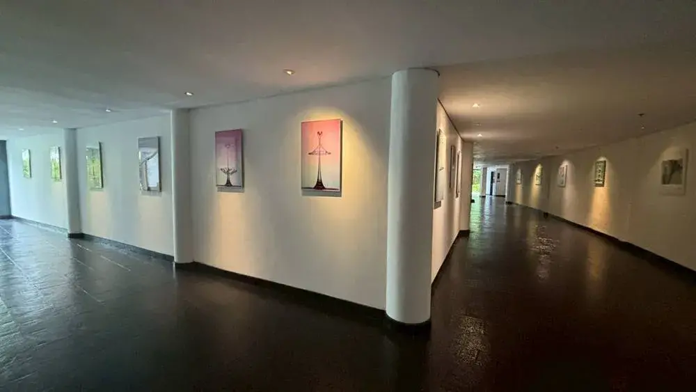 ル メリディアン バリ ジンバランの廊下：絵が飾ってあり、美術館のよう